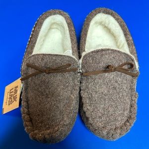 Women’s Muk Luks slipper shoe size 9 Heather brown NWT